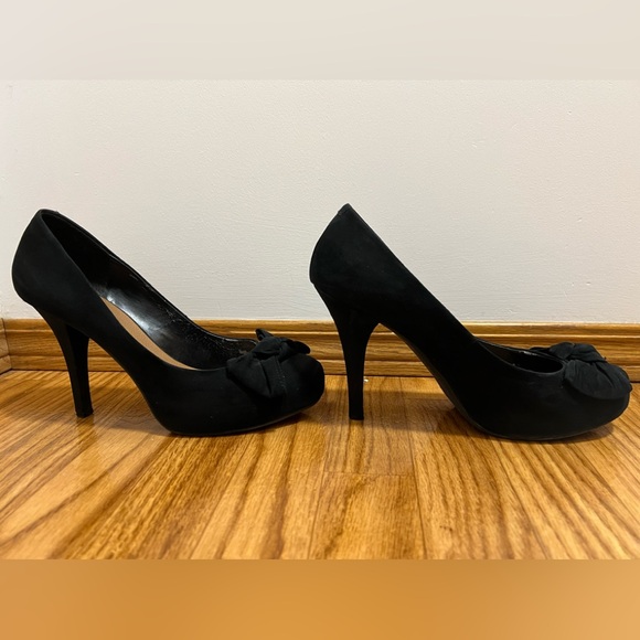 G by Guess bow pumps, size 8.5 - Picture 4 of 15
